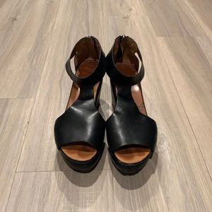 Gentle Souls by Kenneth Cole Wedge Sandal